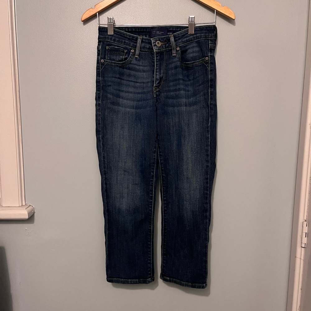 LEVI’S • Demi Curve Classic Blue Jeans • Capri • size 4/27
